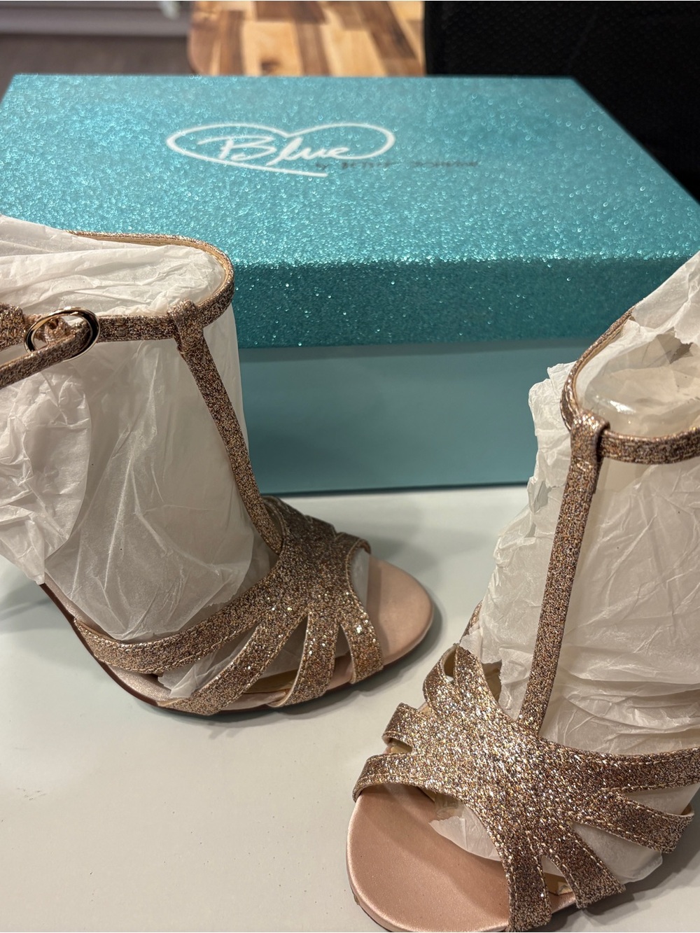 Blue by Betsey Johnson Rose Gold Glitter T-Strap Sandal size 6